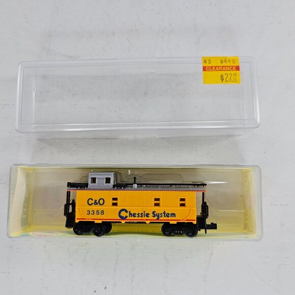 N Scale Model Power 3103 Chessie System Caboose Freight Car - Picture 8 of 8